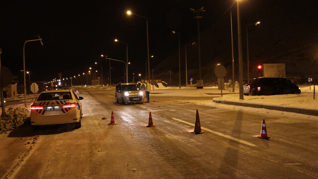Bayburt-Erzurum yoluna çığ düştü, ulaşım kapandı