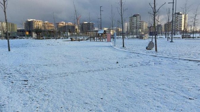 Beklenen kar başladı, Başakşehir beyaza büründü