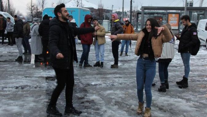 Belediye çaldı, vatandaş oynadı: Oyun havalı kar sevinci