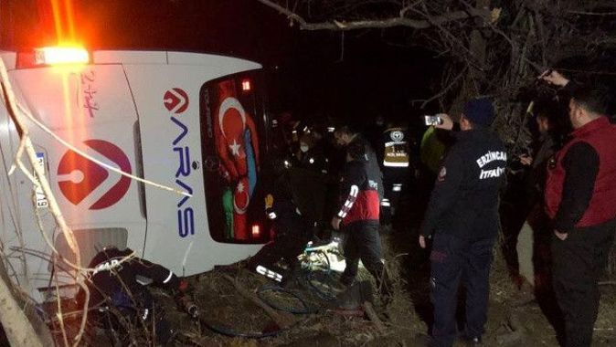 Erzincan&#039;da yolcu otobüsü şarampole uçtu: 1 ölü, 33 yaralı