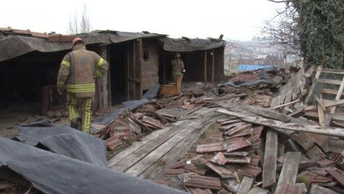 Faciadan dönüldü! Ataşehir’de 2 katlı evin çatısı çöktü
