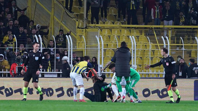 Fenerbahçe-Trabzon maçında olay! Zorbay Küçük&#039;e saldırıya Altay Bayındır engeli