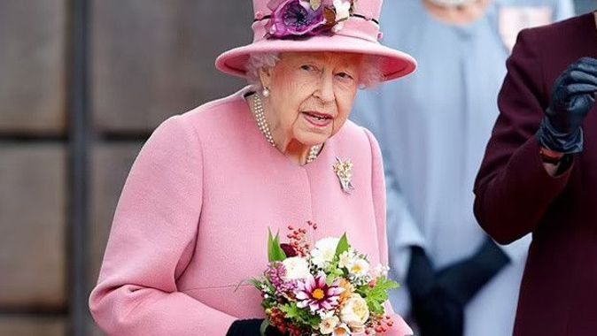 İngiltere’de şok iddia: Kraliçe Elizabeth tekerlekli sandalye kullanıyor