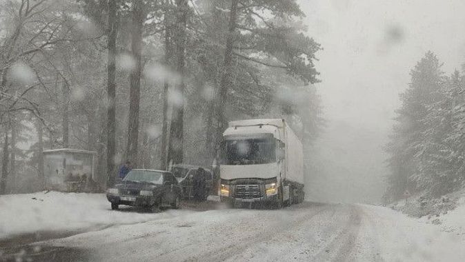 Kar Marmara&#039;da! Aniden bastırdı, sürücüler zor anlar yaşadı