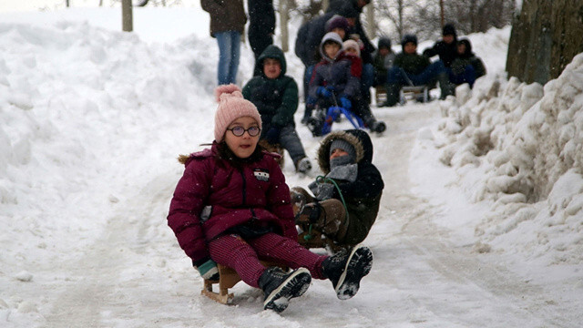 Lapa lapa yağan kar sonrası valilikler harekete geçti: Eğitime kar engeli