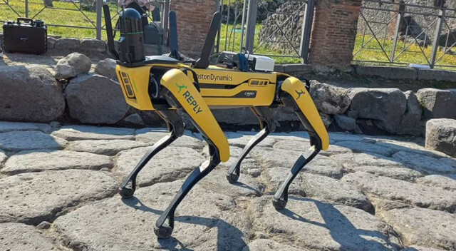 Robot köpek Spot bu kez İtalya&#039;nın antik kentini define avcılarından koruyor
