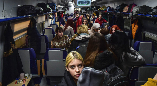 Ukraynalılar kapasitesini aşan trenlerle Polonya’ya göç ediyor