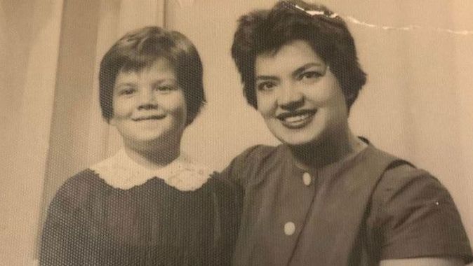 Usta oyuncu Ayşe Kökçü çocukluk fotoğrafını paylaştı: Yüzünüz hiç değişmemiş