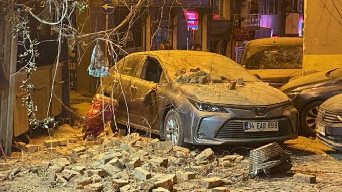 Beşiktaş&#039;ta faciadan son anda dönüldü! Binanın çatısı yoldan geçen otomobilin üzerine düştü