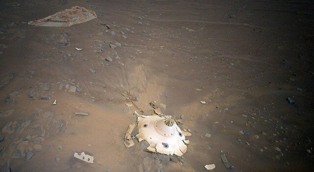 Bilim kurgu filmlerinden fırlamış gibi: Mars&#039;ta paraşüt kalıntısı görüntülendi
