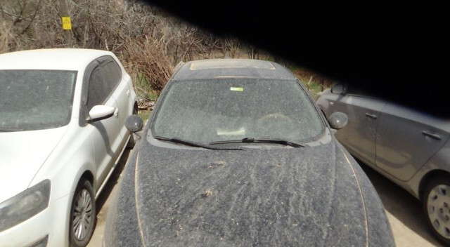 Çöl tozu Türkiye’ye ulaştı, Batman&#039;da evleri araçlar çamur kapladı
