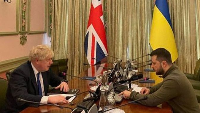 İngiltere Başbakanı Johnson, Kiev&#039;de Zelenskiy ile görüştü