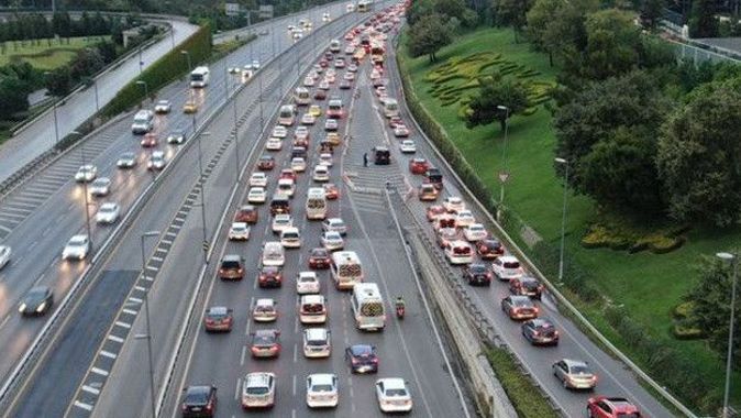 İstanbul&#039;da trafik yoğunluğu yaşanıyor