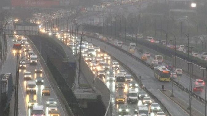 İstanbul’da yağmur trafiği vurdu