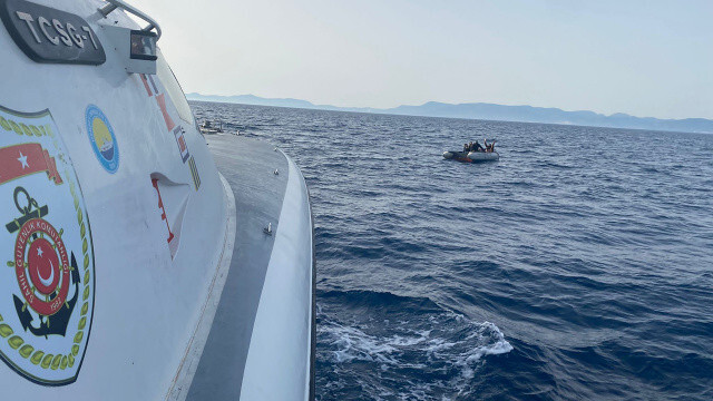 İzmir&#039;de Yunanistan tarafından geri itilen 76 göçmen kurtarıldı
