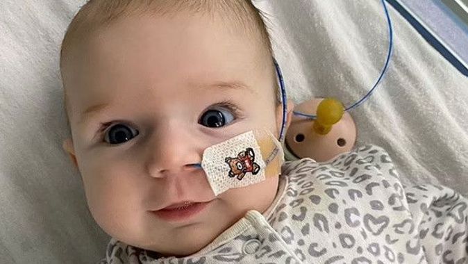 Kalp kapakçığı problemli bebek inekten alınan doku ve metal çerçeve nakliyle kurtuldu