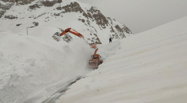 Kar kalınlığı 6 metreyi aştı:  Ekiplerin araçları kar altında kayboldu