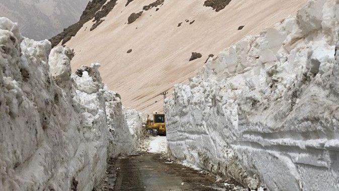 Kar kalınlığı 8 metreyi buldu: Yollar kapandı