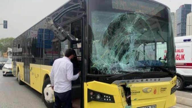 Maltepe’de İETT minibüse çarptı: Yaralı var