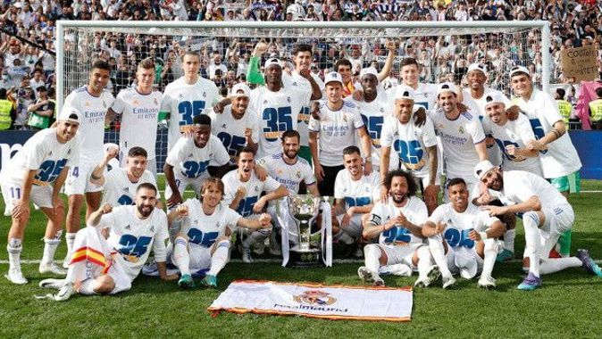 Real Madrid&#039;e 35. La Liga şampiyonluğunu yaşatan Carlo Ancelotti futbol tarihine geçti