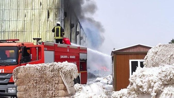 Şanlıurfa&#039;da tekstil fabrikasında yangın: Çok sayıda itfaiye sevk edildi