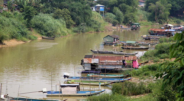 Suyun üstündeki yoksulluk: Kayıklardan kümes, teknelerden ev yaptılar