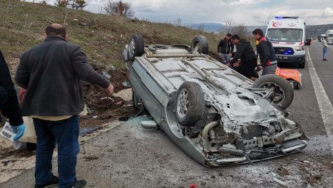 TEM Otoyolu&#039;nda feci kaza: Kontrolden çıkan otomobil takla attı