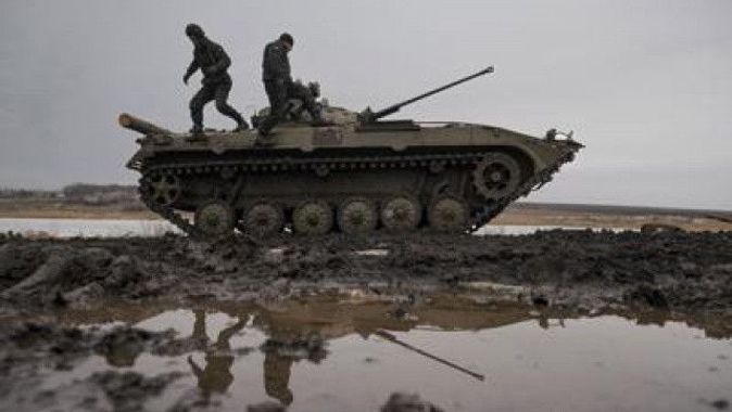 Ukrayna askerleri Rus tankını havaya uçurdu