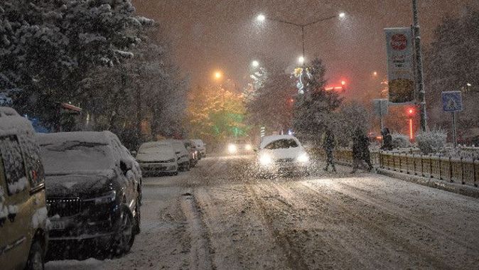 Yoğun kar yağışı uyarısı verilmişti, Erzurum beyaza büründü