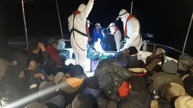 Yunanistan&#039;ın Türk kara sularına ittiği 81 göçmen kurtarıldı