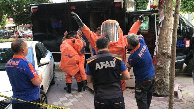 Adana&#039;da özel ekipleri harekete geçiren ölüm! Koruyucu elbiselerle eve girdiler...