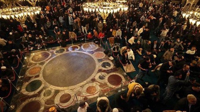 Ayasofya Camii en yoğun gününü yaşadı: 104 bin kişi ziyaret etti