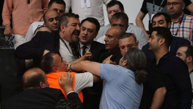 Beşiktaş genel kurulunda kavga çıktı! Gergin oturum