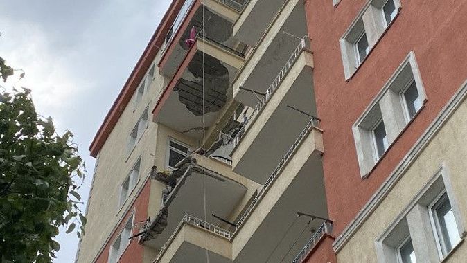 Beylikdüzü&#039;nde 10 katlı binanın 2 balkonu çöktü