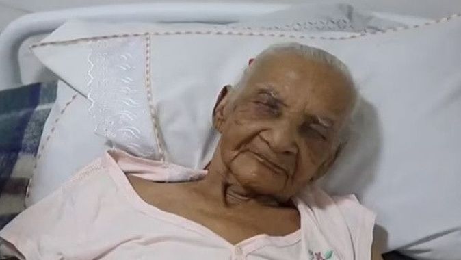 Dünyanın en yaşlı insanı 121 yaşında! Çocukları öldü, torunuyla yaşıyor