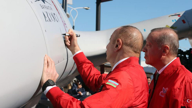 Erdoğan, Aliyev ile birlikte TEKNOFEST stantlarını ziyaret etti: İki liderden Akıncı&#039;ya imza