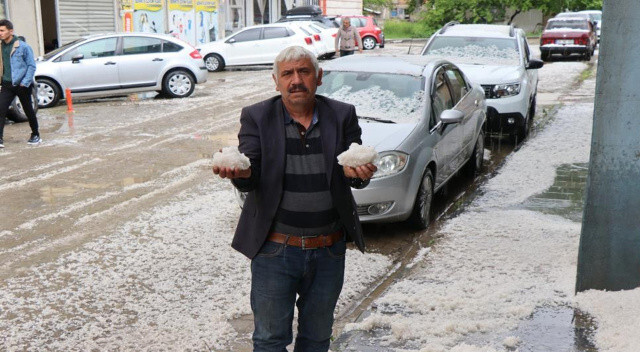 Erzurum beyaza büründü, dolu yağışı ilçe merkezini olumsuz etkiledi