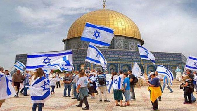 Fanatik Yahudiler Mescid-i Aksa’ya baskın düzenledi: Polis eşliğinde İsrail bayrakları açtılar