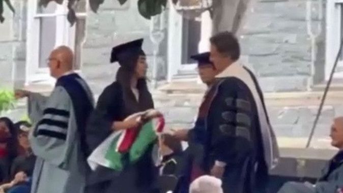 Filistinli genç kız mezuniyet törenine katılan Blinken’ın elini sıkmadı
