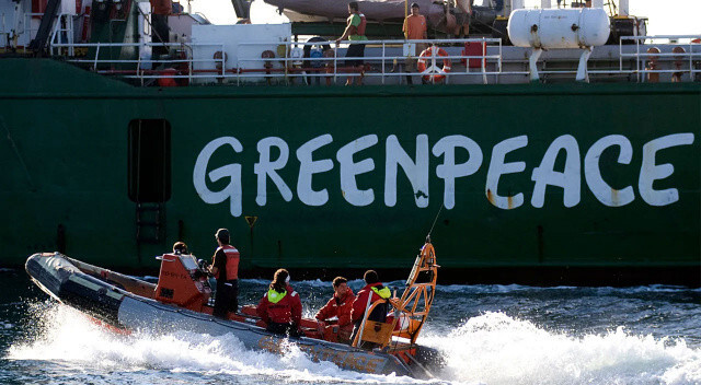 Greenpeace aktivistleri Rus yakıtı taşıyan tankerin İngiltere’ye girişini engelledi