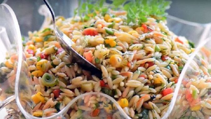 Hem doyurucu hem pratik: Rengarenk arpa şehriye salatası için haydi mutfağa!