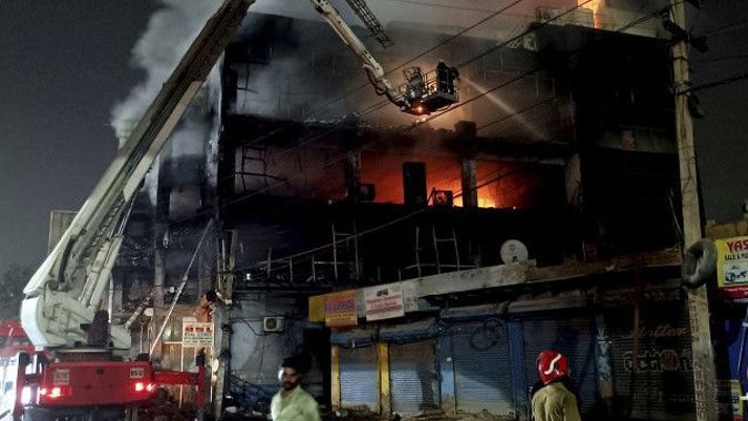 Hindistan&#039;da facia: 27 kişi yanarak can verdi