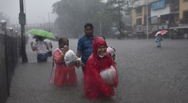 Hindistan ile Bangladeş&#039;i sel, heyelan ve fırtına vurdu