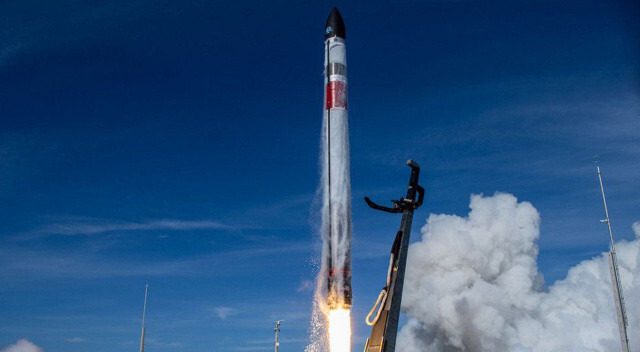 Uzay şirketi Rocket Lab tarihe geçti! Hızla Dünya&#039;ya düşen roketi havada yakaladılar