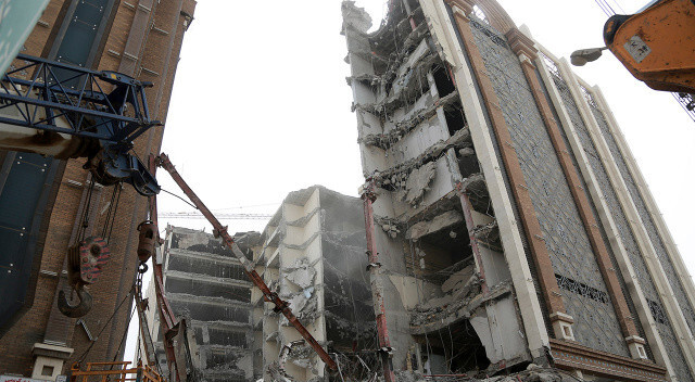 İran&#039;da 10 katlı bina çöktü