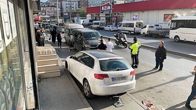 İstanbul&#039;da feci kaza! Otomobil kaldırımdaki aileyi ezdi