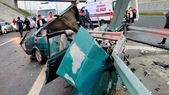 İzmir&#039;de kontrolden çıkan araç refüje çarptı, 2 ölü 3 de yaralı var