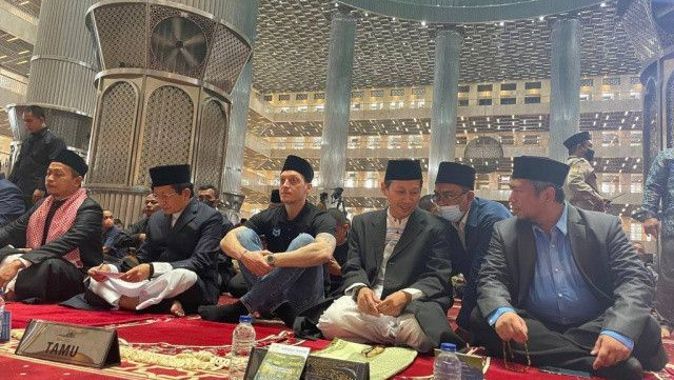 Mesut Özil, Endonezya’nın başkenti Cakarta’nın sembollerinden İstiklal Camisi’ni ziyaret etti