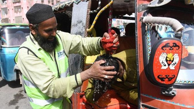 Pakistan kavurucu sıcaklar ile mücadele ediyor! 3 çocuk hayatını kaybetti