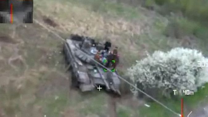 Rus askerleri ölüme tank üzerinde piknik yaparken yakalandı! Ukrayna kamikaze dron ile vurdu